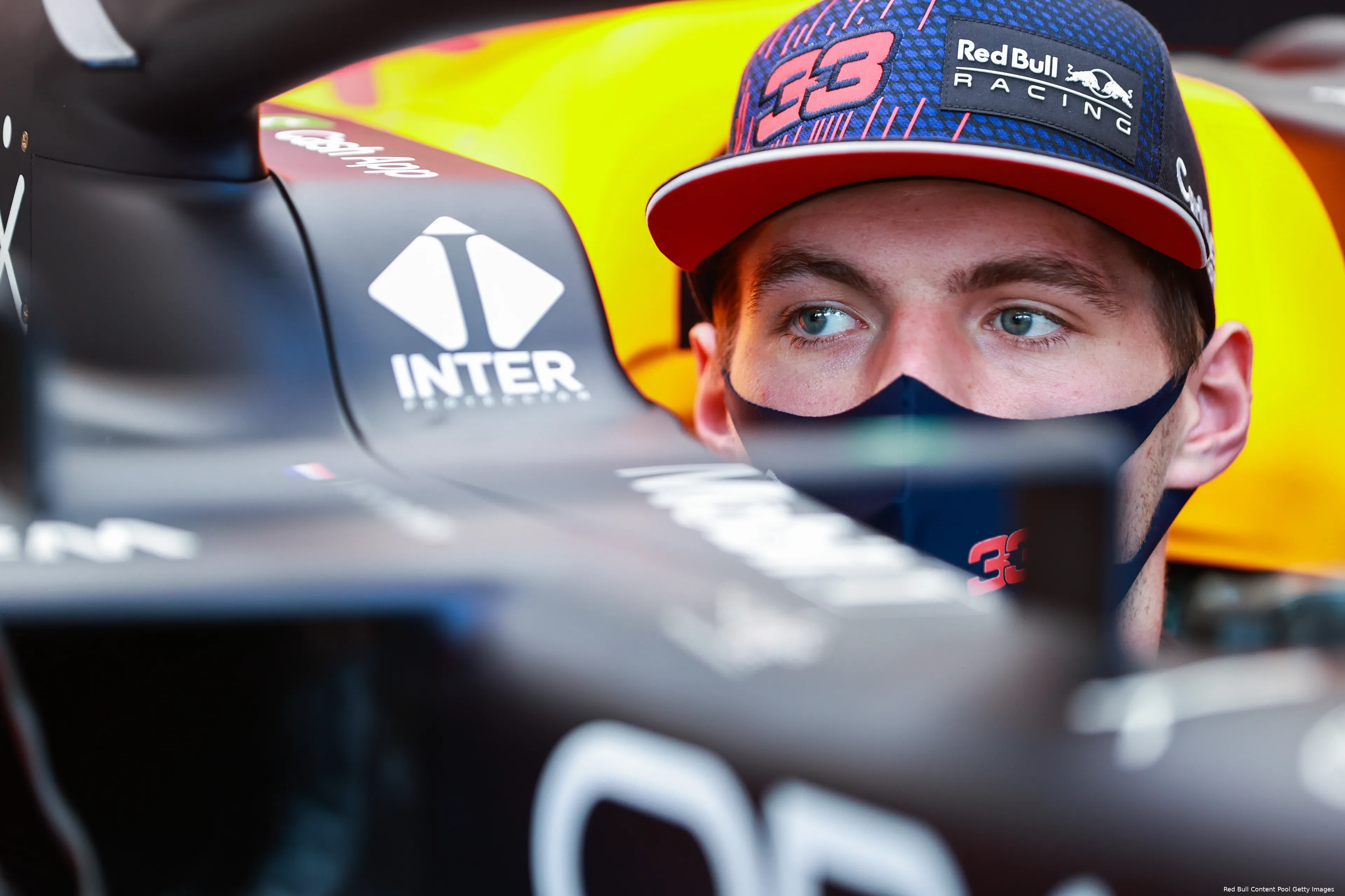 Max Verstappen Hongarije auto zonder helm