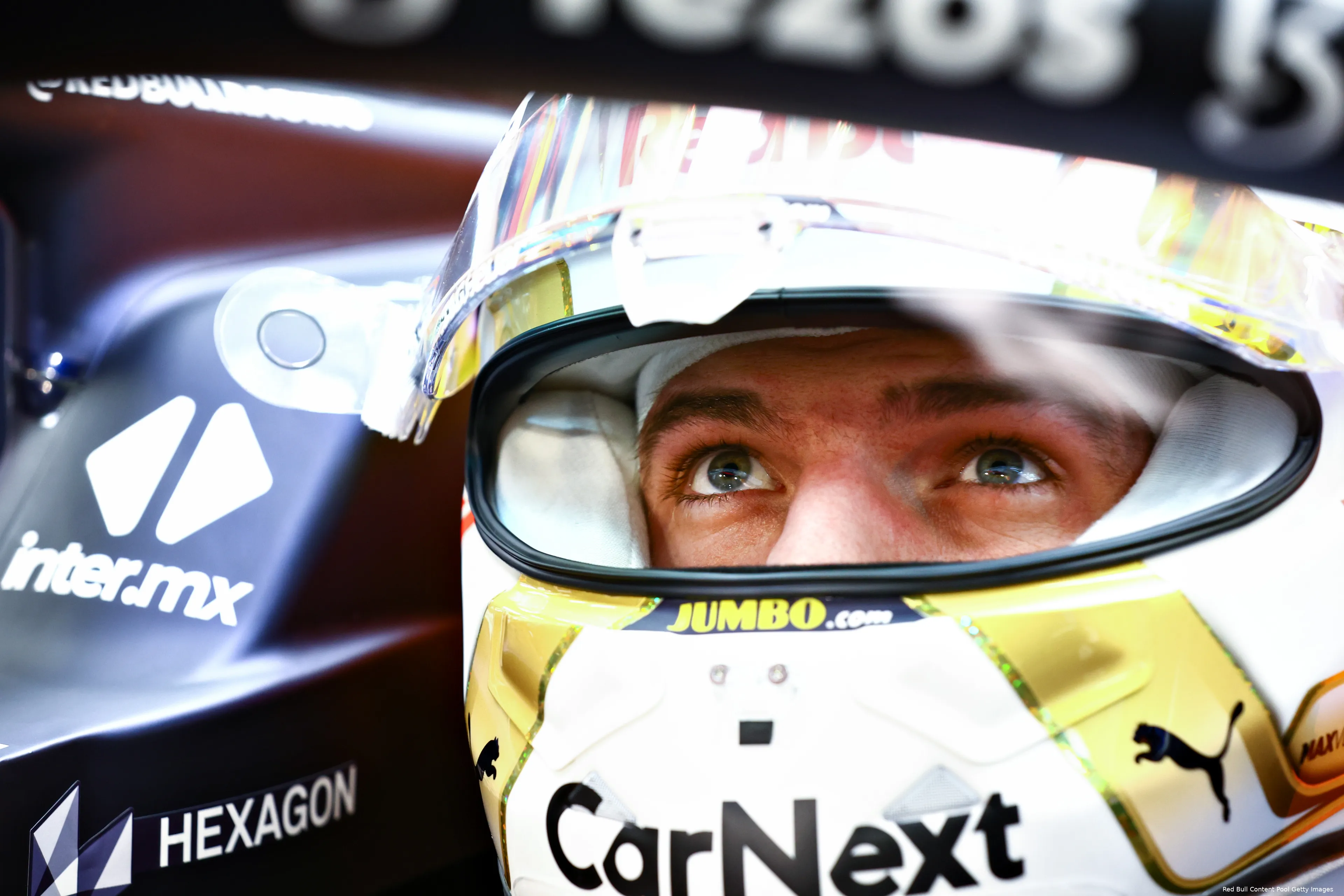 Verstappen kijkt kwalificatie Bahrein 2022