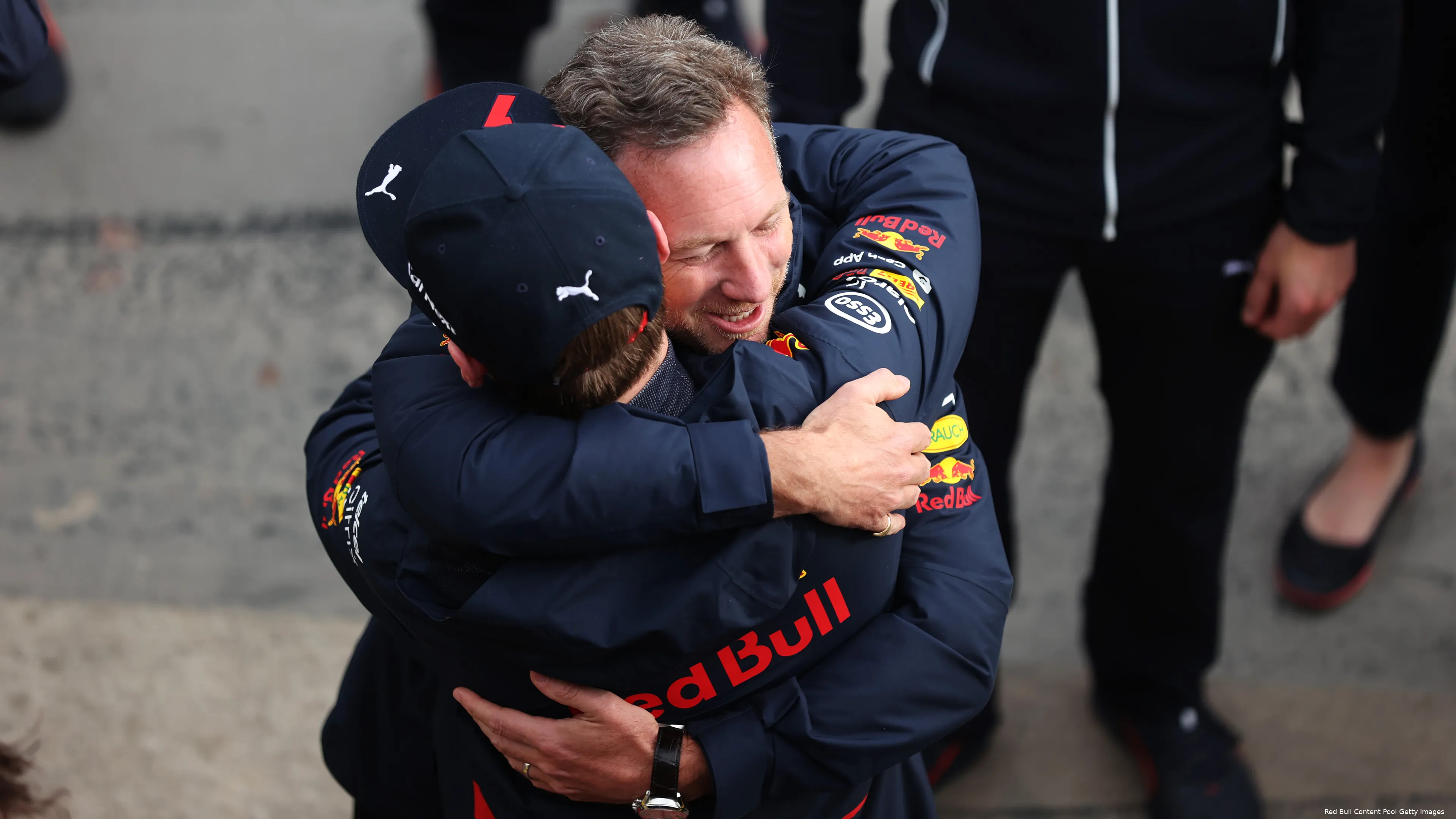 Christian Horner Max Verstappen knuffel