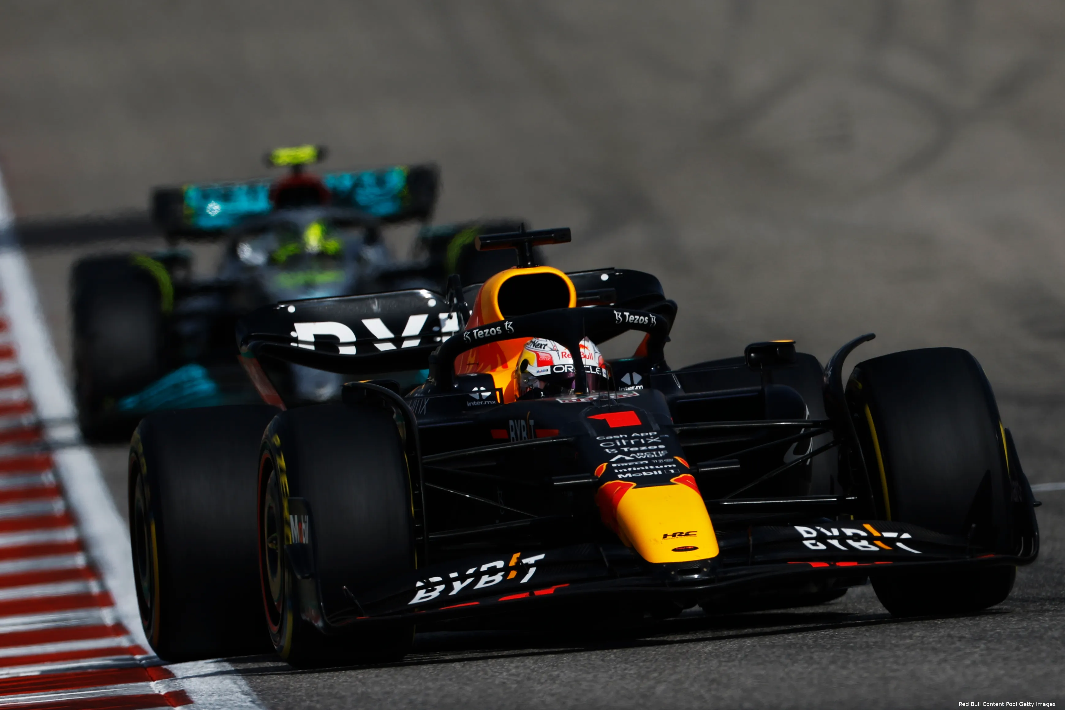 max verstappen lewis hamilton rb18 red bull racing w13 mercedes f1 gp verenigde staten 2022