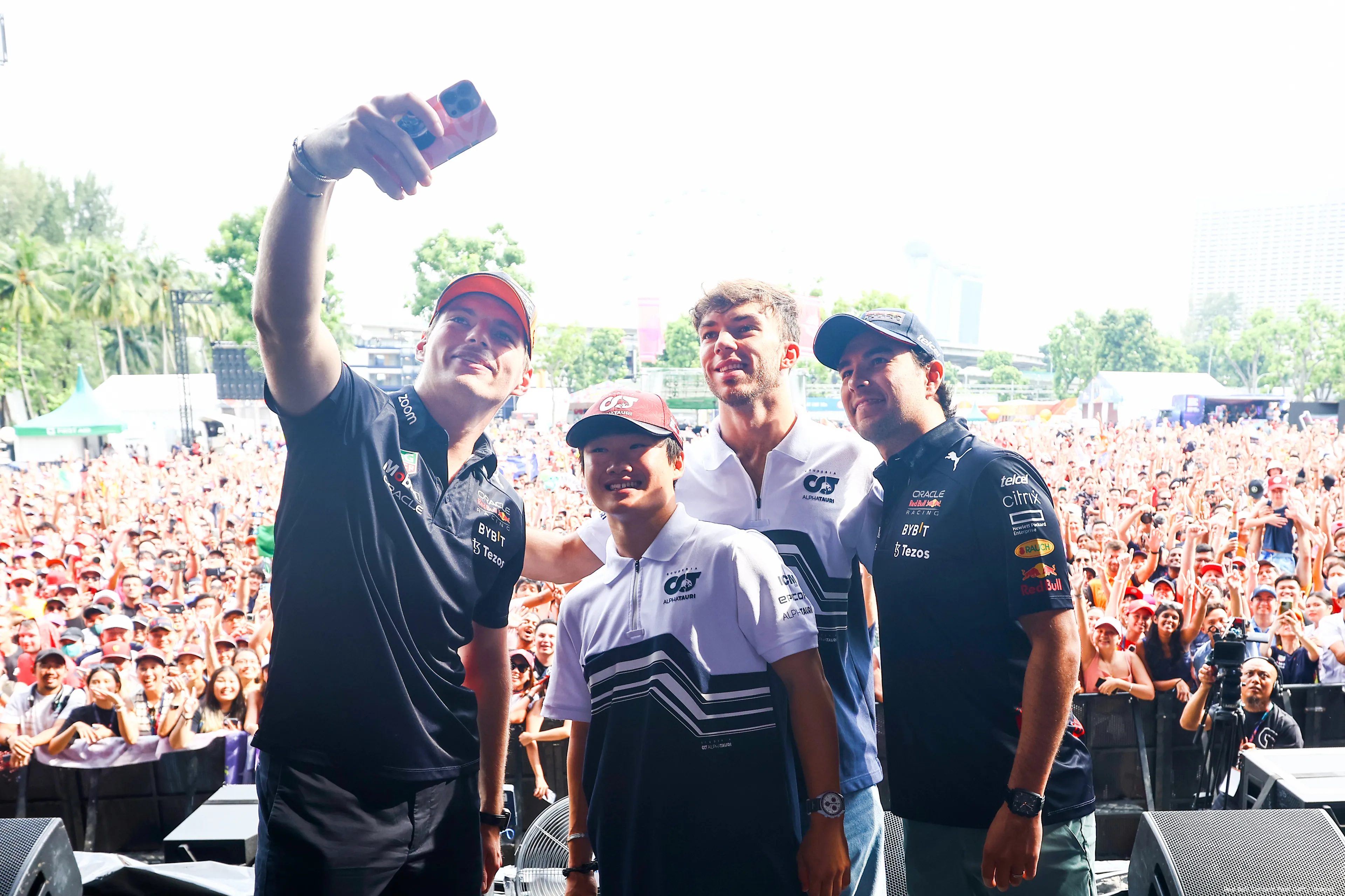 max verstappen yuki tsunoda pierre gasly sergio perez red bull racing alphatauri f1 gp singapore 2022