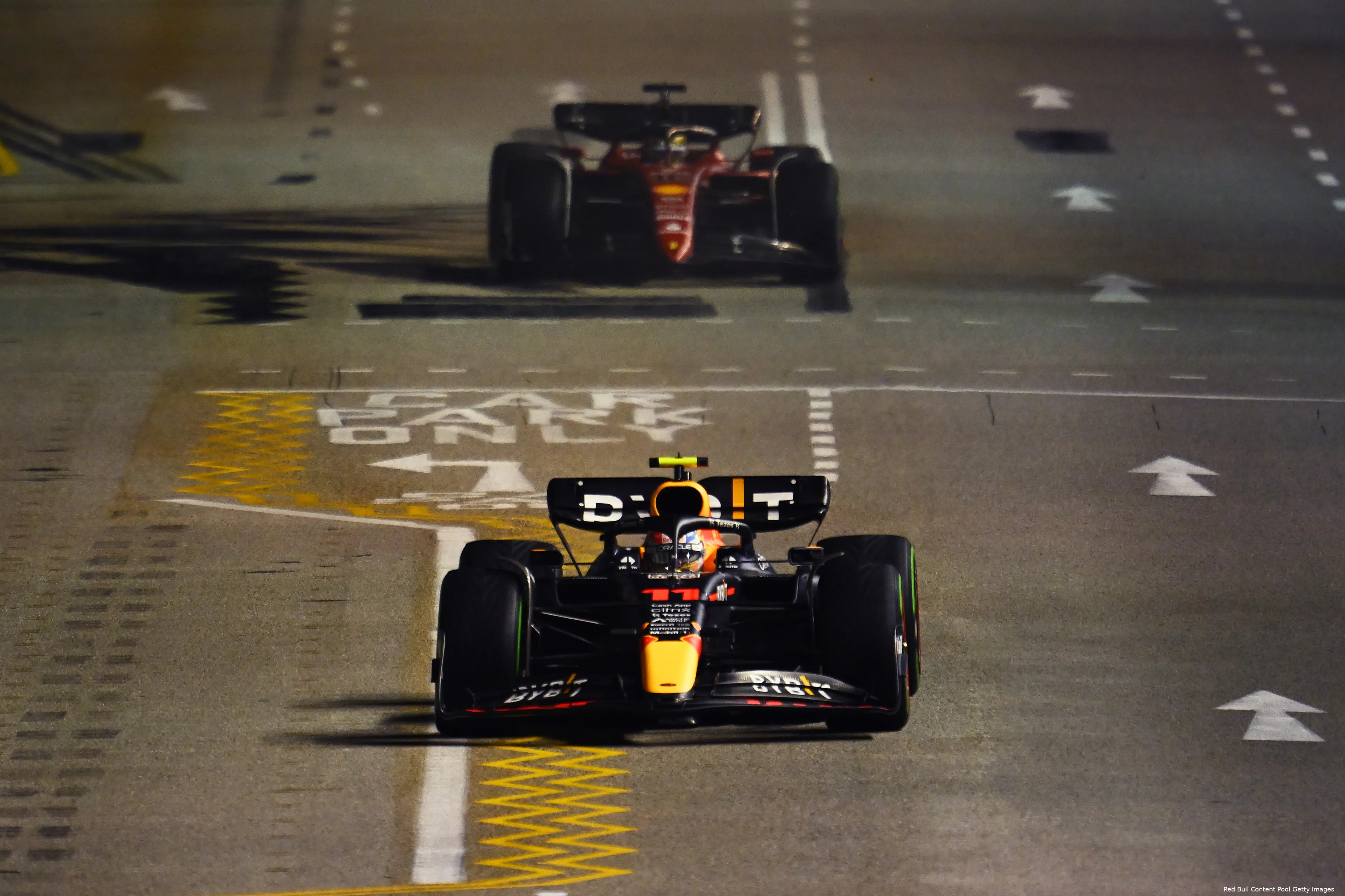 Sergio Pérez Charles Leclerc RB18 F1 75 Red Bull Racing Ferrari GP Singapore 2022