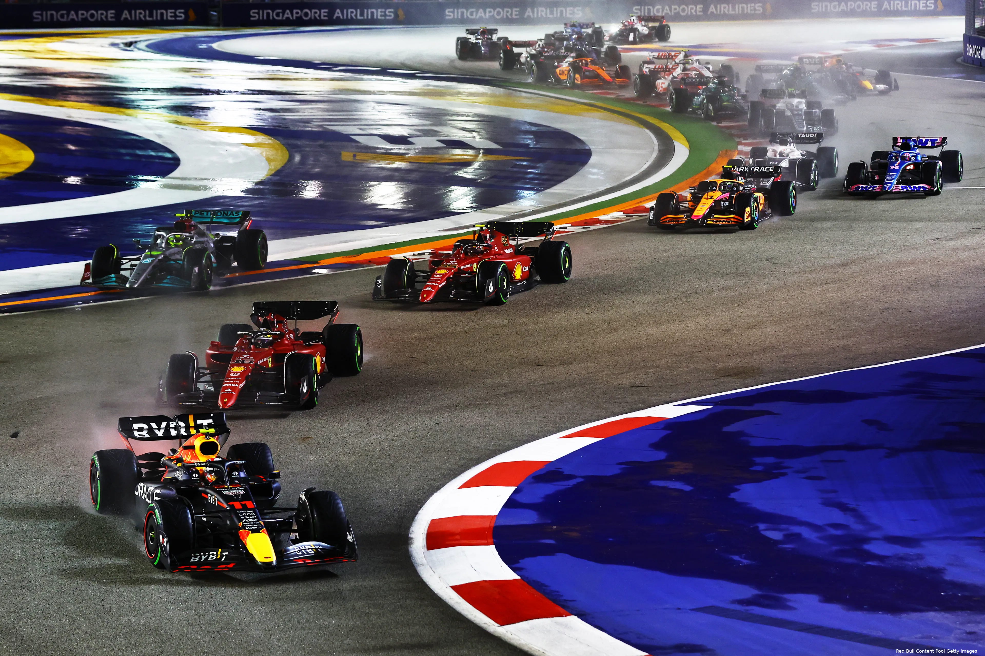 Sergio Pérez Charles Leclerc RB18 F1 75 Red Bull Racing Ferrari Start GP Singapore 2022