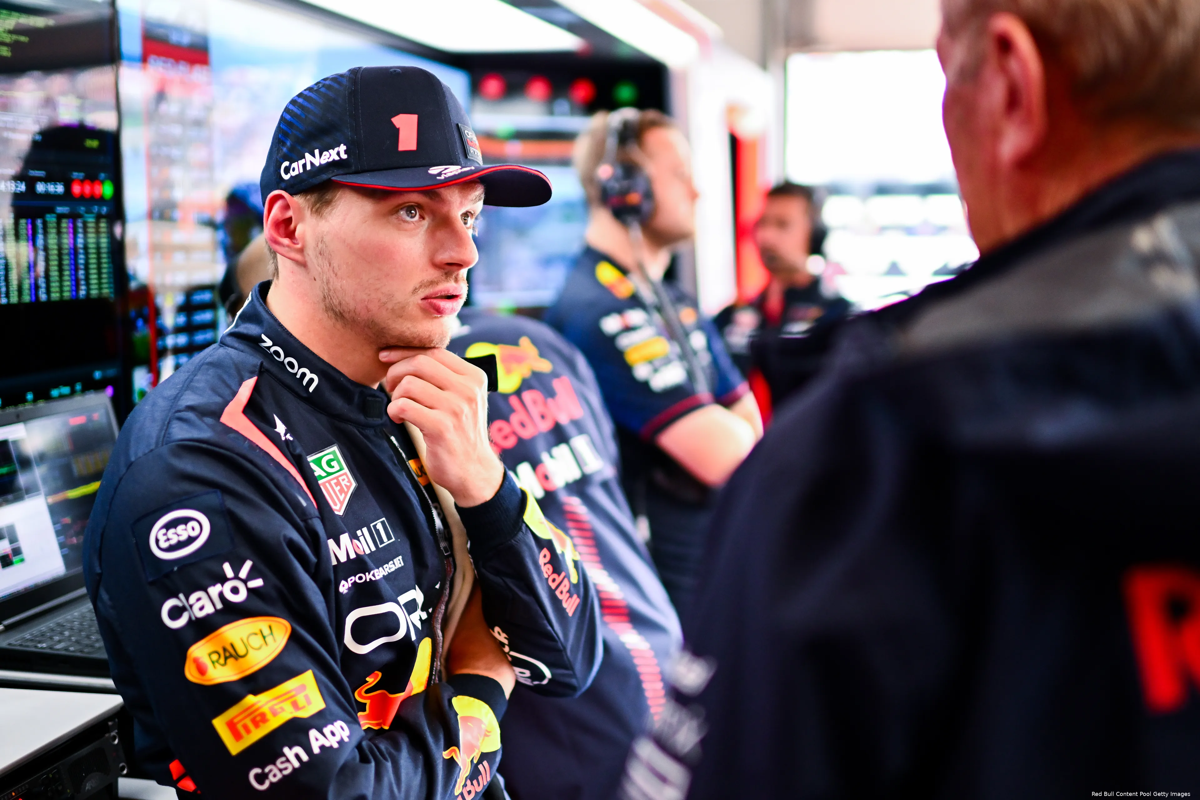 verstappen kijkend red bull vt1 canada 2023