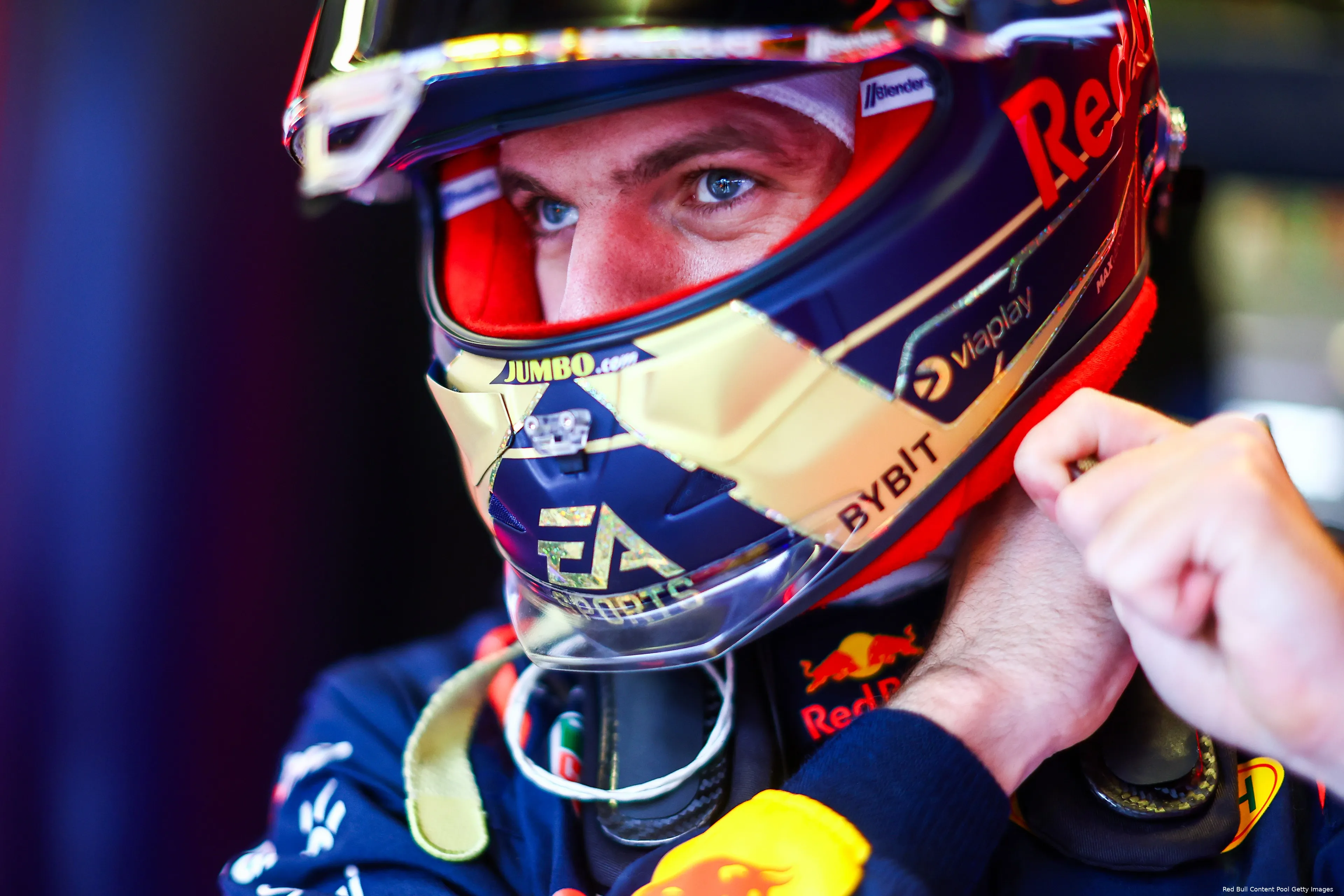 max verstappen red bull racing abu dhabi vt2 rb19 helm 16