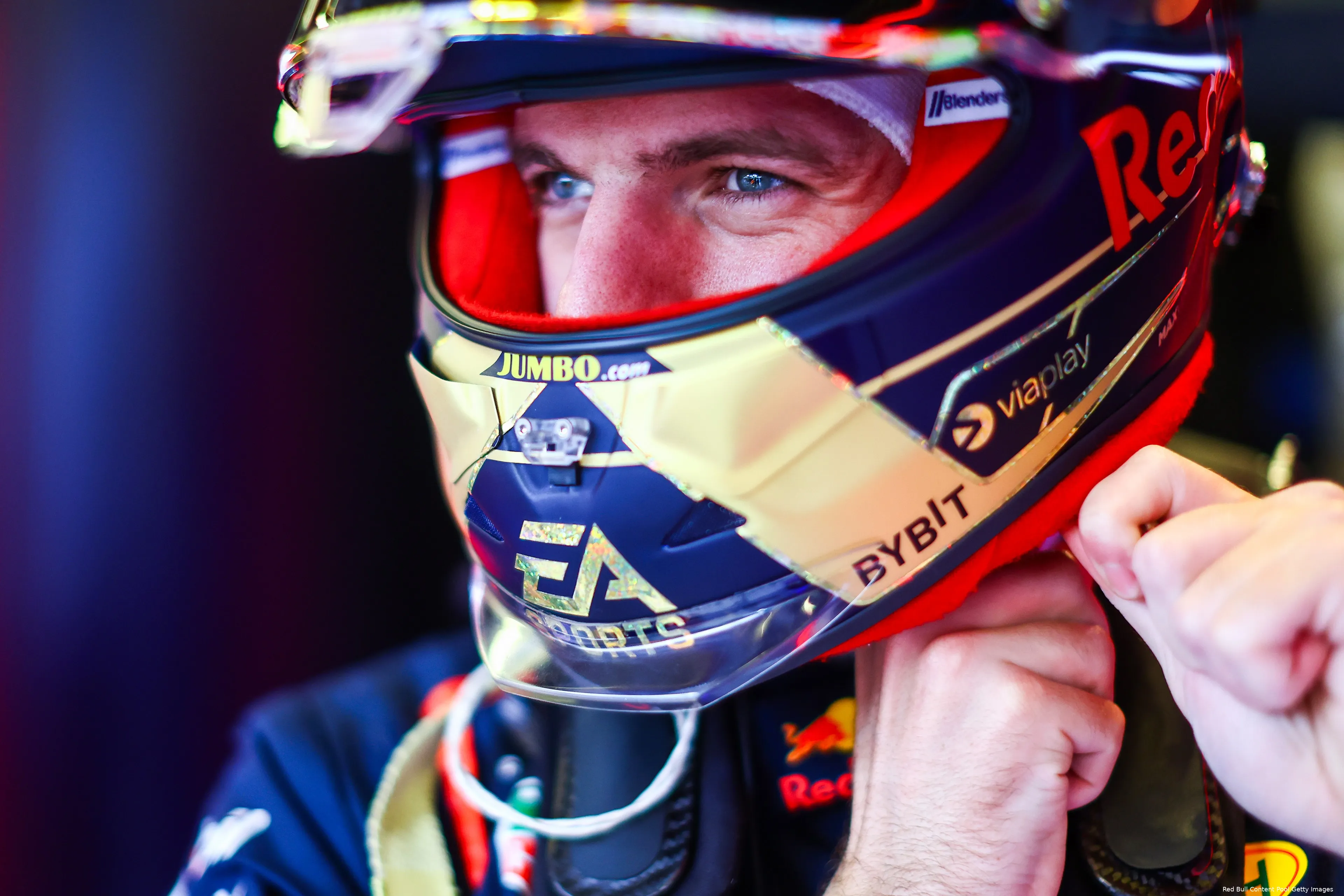 max verstappen red bull racing abu dhabi vt2 rb19 helm 18
