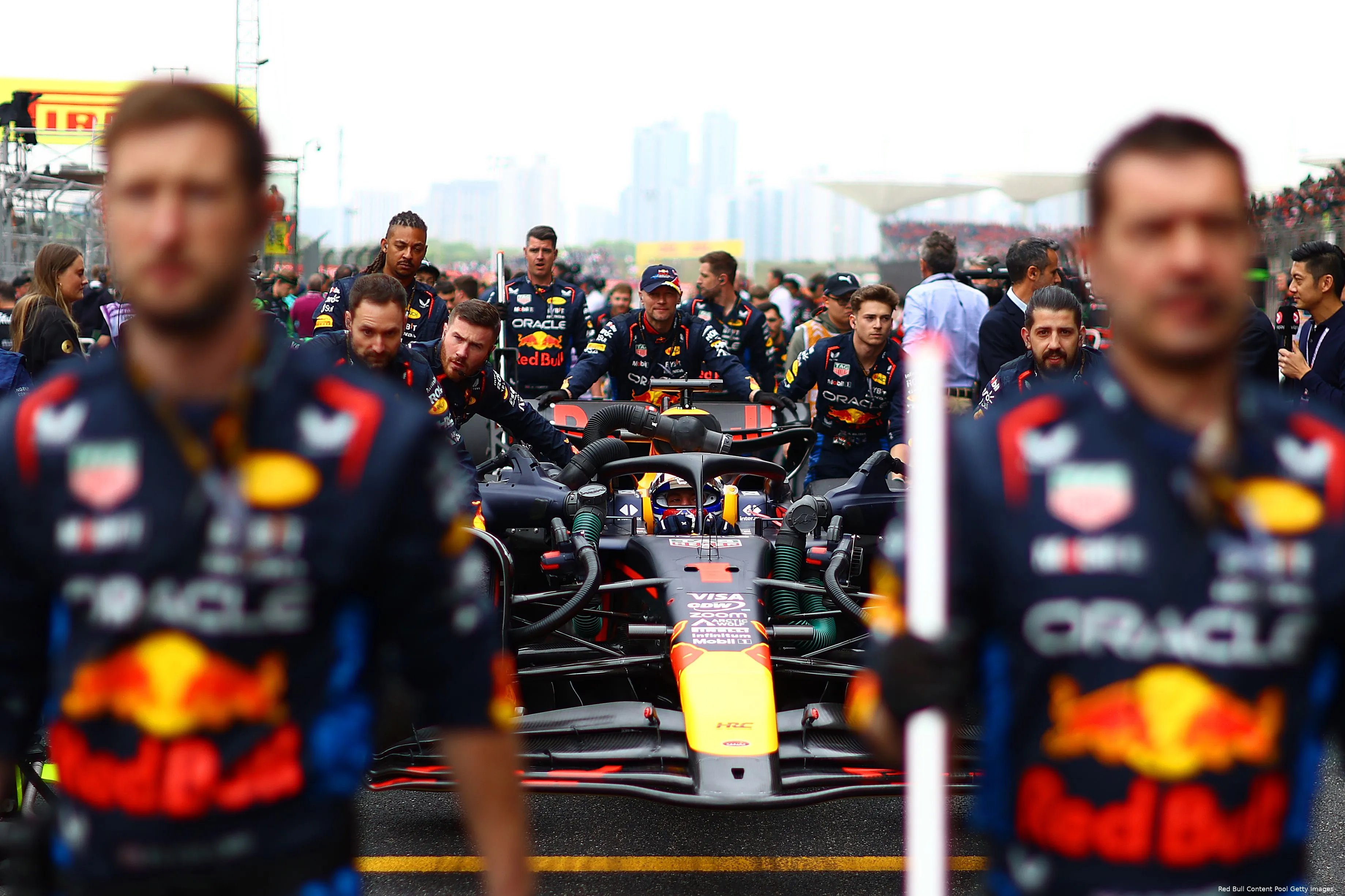 china max verstappen red bull racing rb20 monteurs