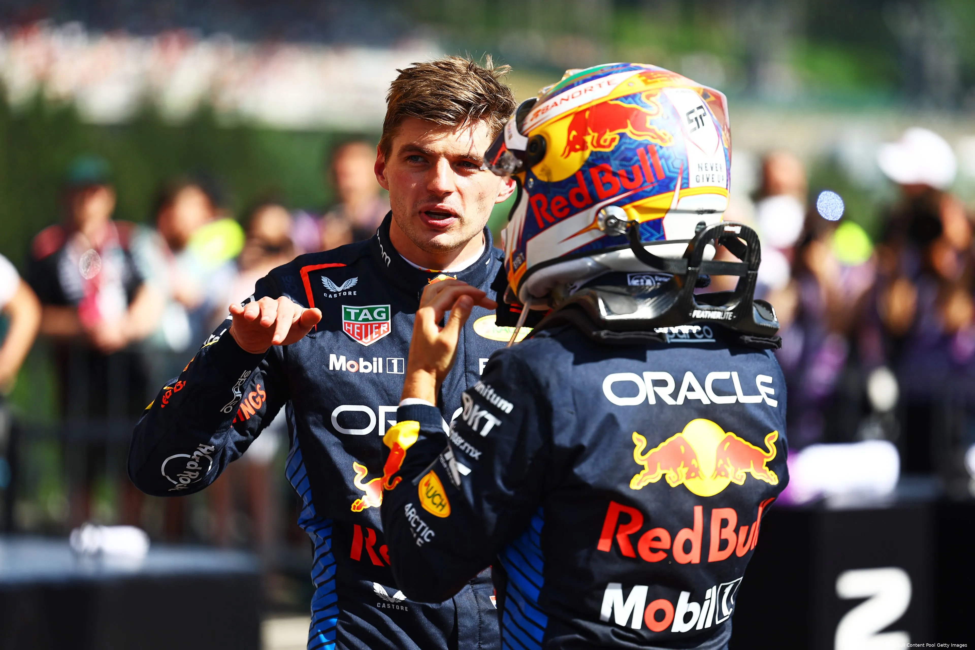 sergio perez max verstappen redbullracing zondag praten 2024