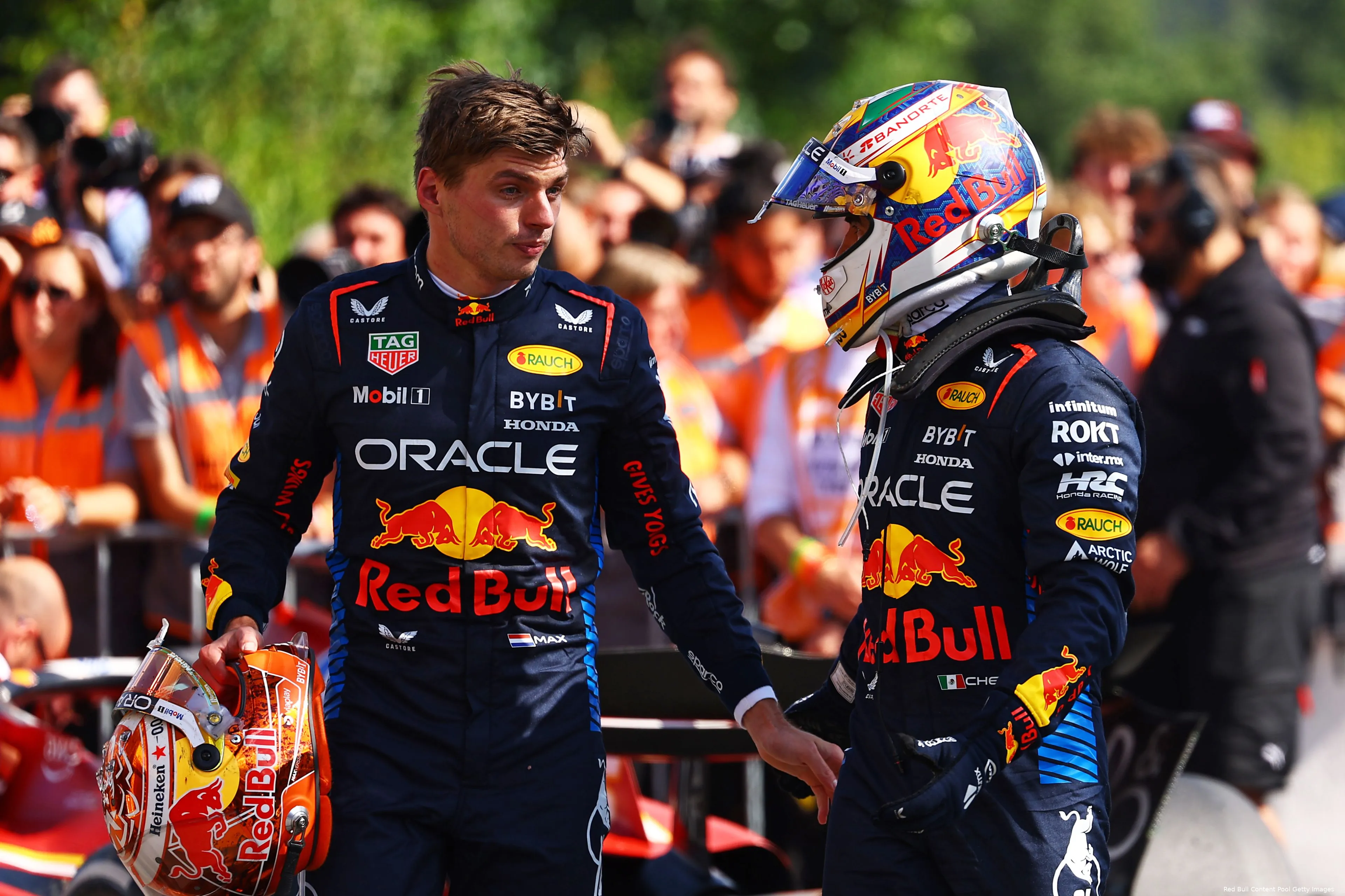 sergio perez max verstappen redbullracing zondag praten 2024