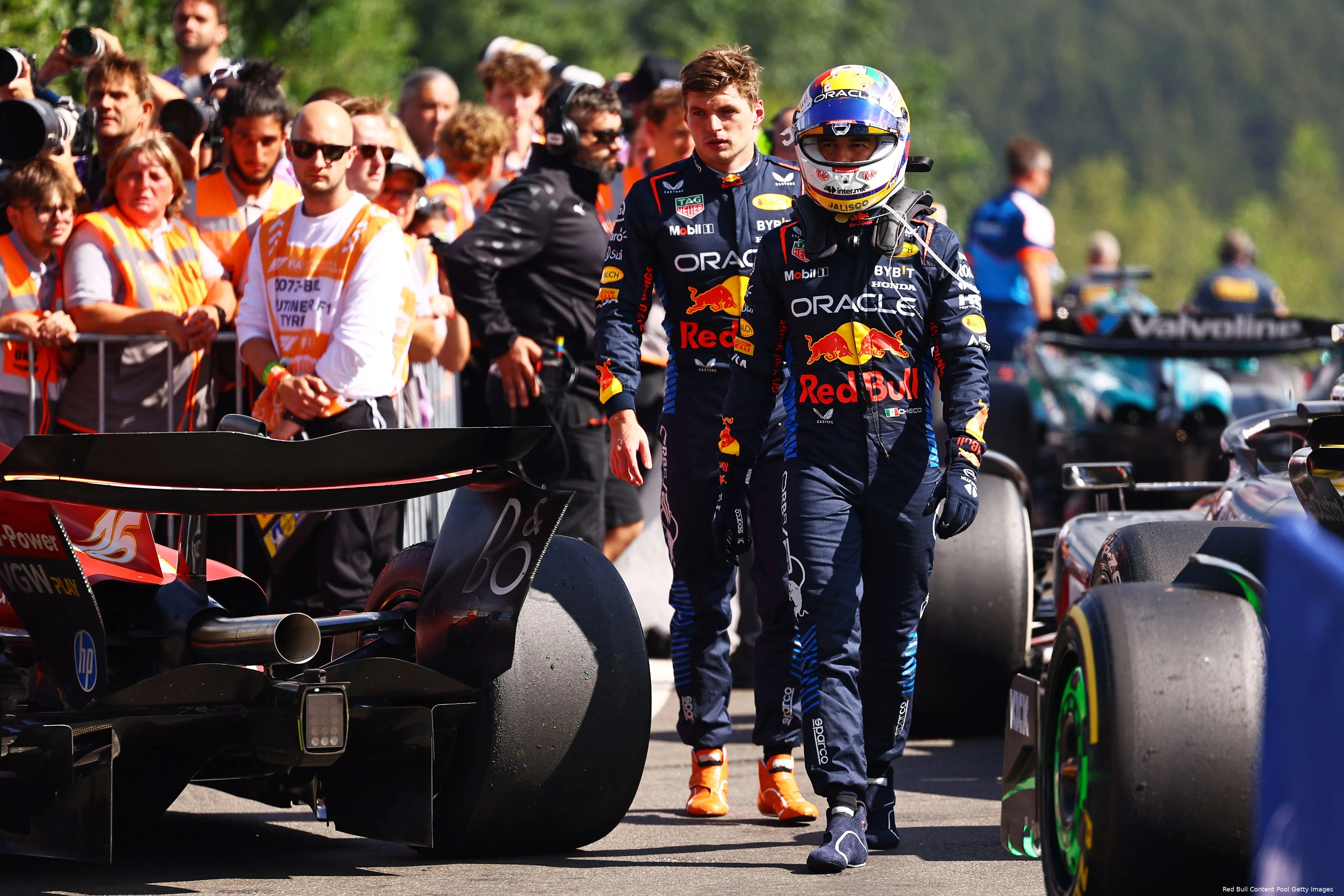 sergio perez max verstappen redbullracing zondag praten 2024