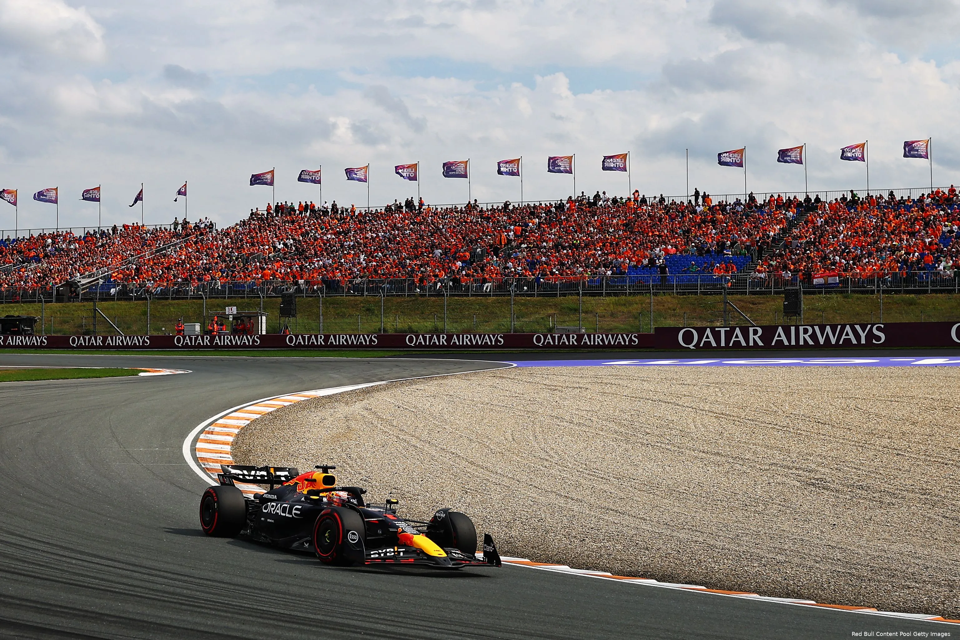 Max Verstappen, kwalificatie Grand Prix van Nederland, Circuit van Zandvoort 2024, met de oranje-gevulde tribunes op de achtergrond