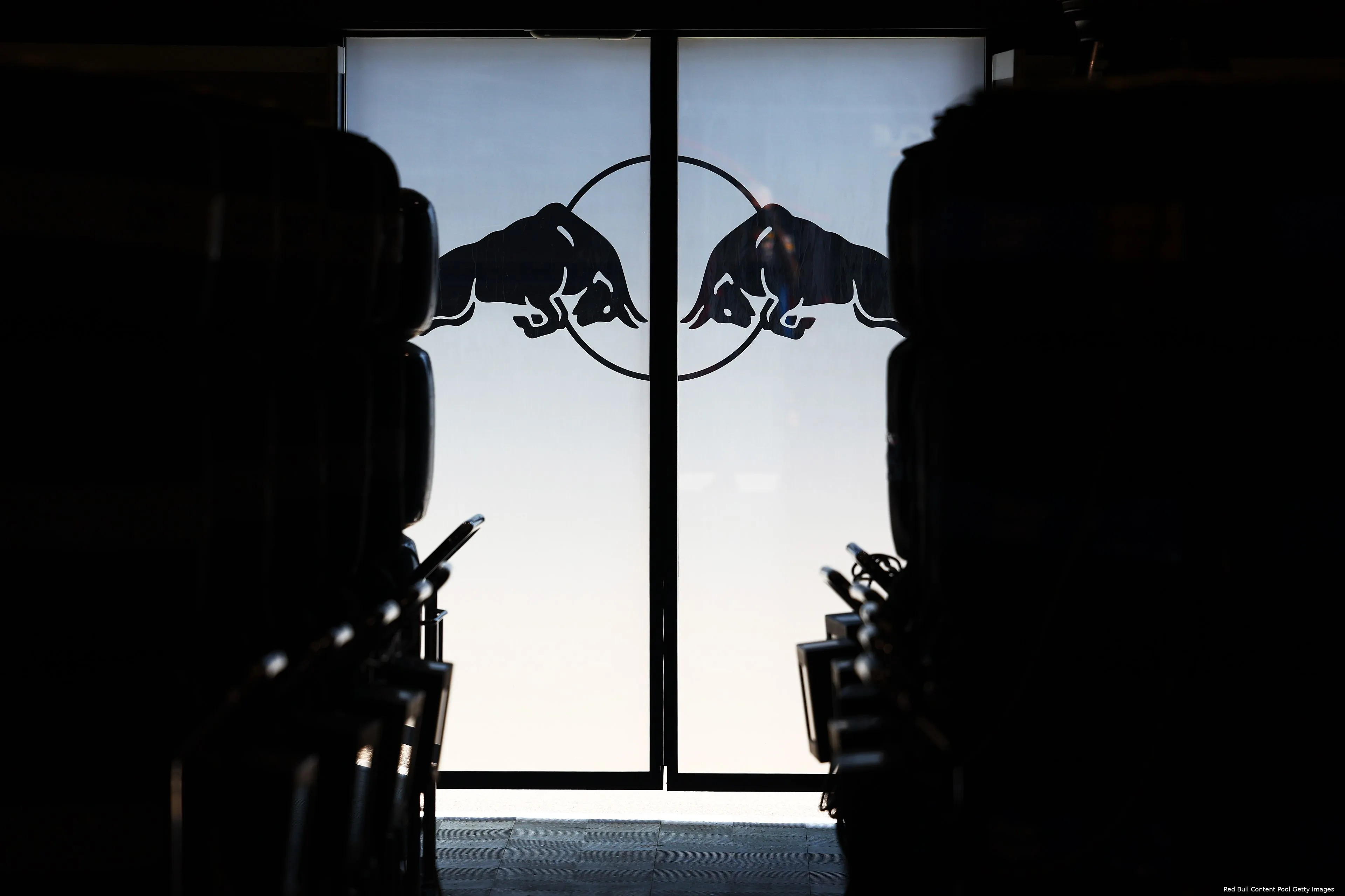 red bull racing logo schermen