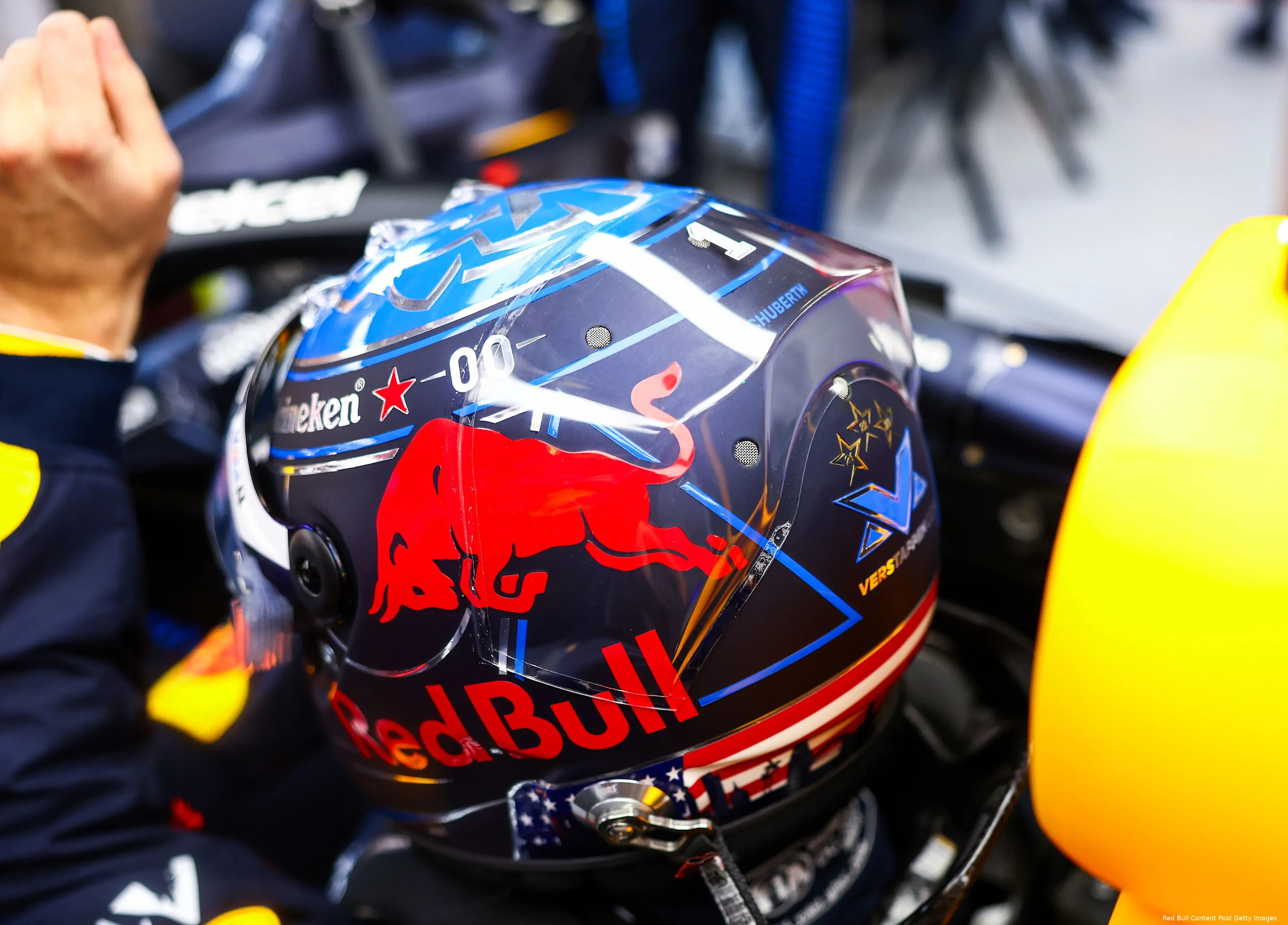 max verstappen cota 2024 helm redbullracing