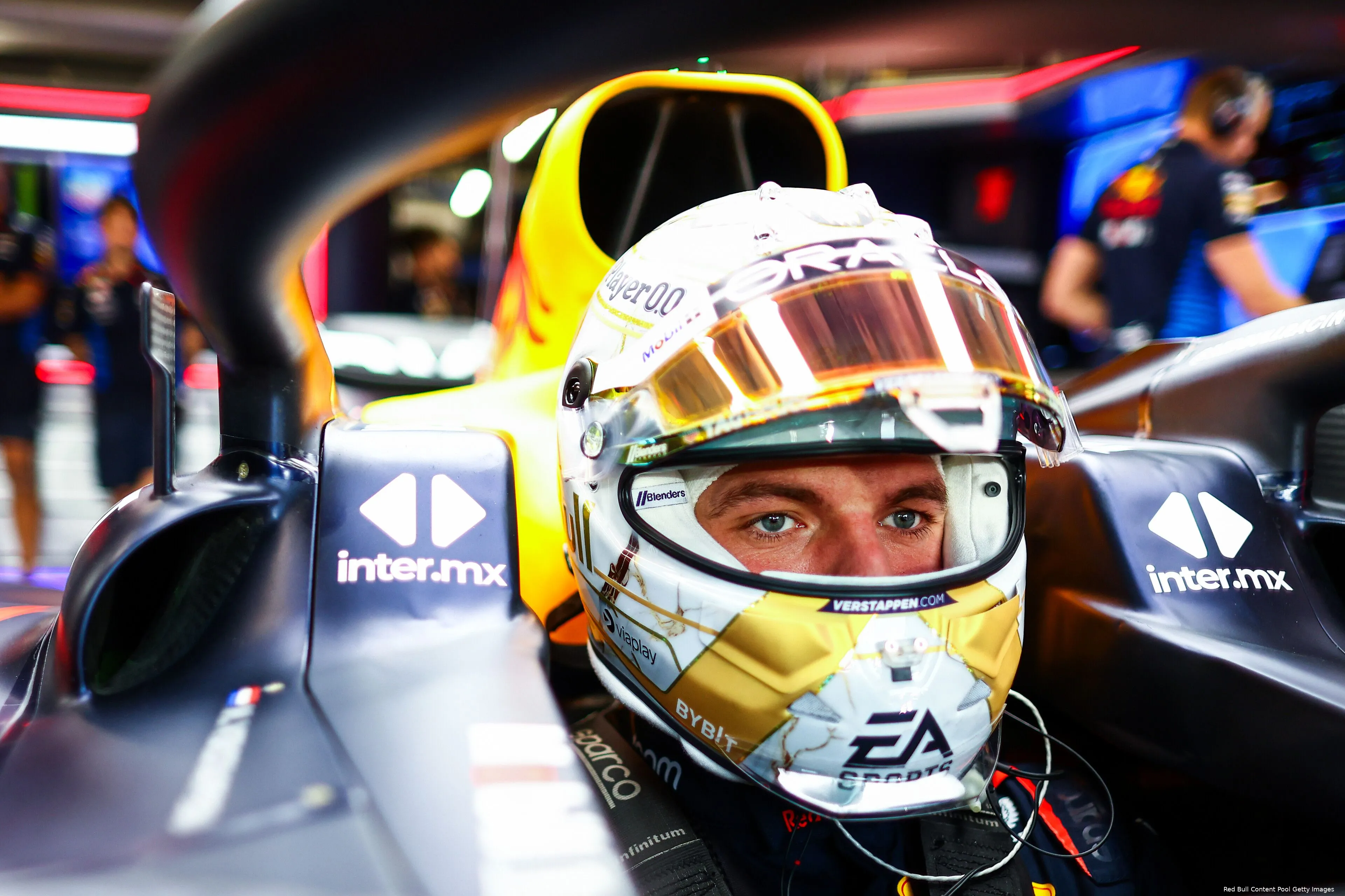 max verstappen vrijdag qatar vt1 redbullracing rb20 helm