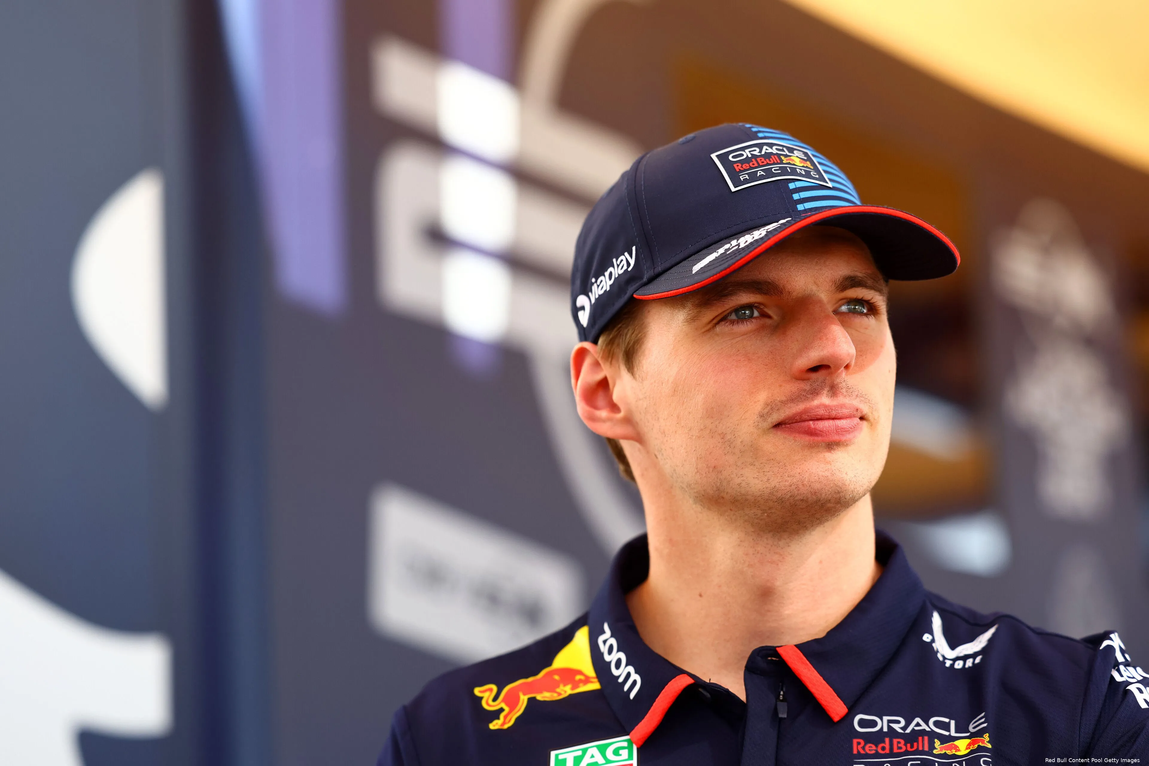 max verstappen helm red bull racing abu dhabi zaterdag pet 1