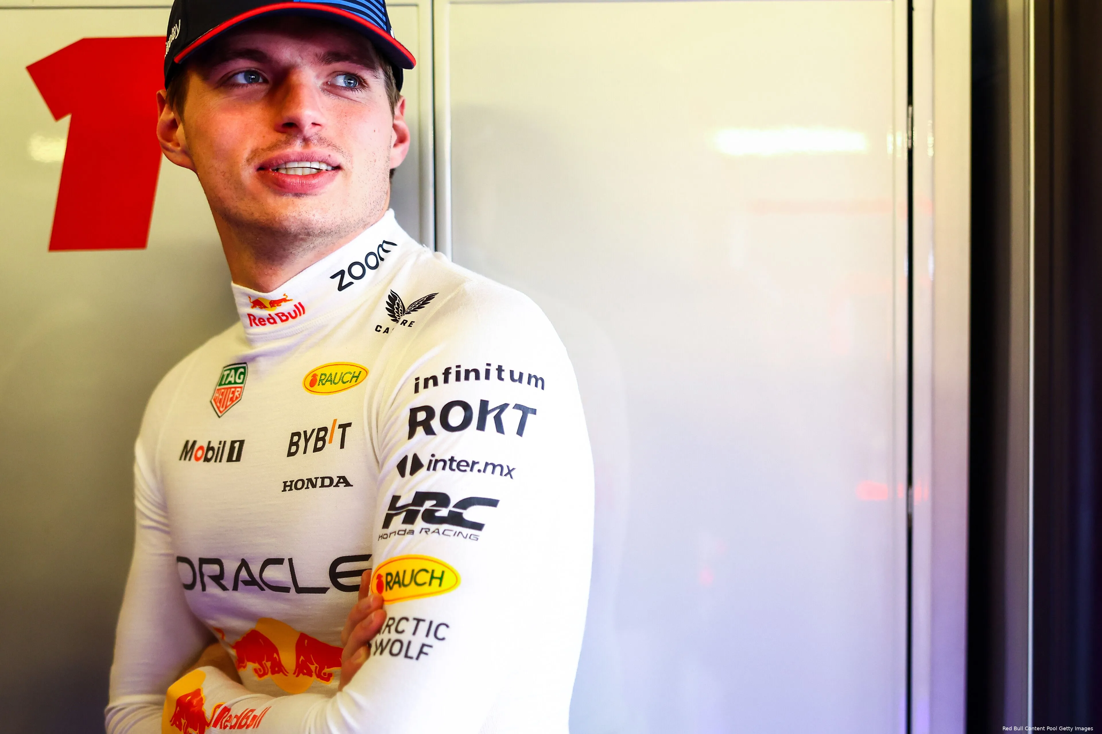 max verstappen helm red bull racing abu dhabi zaterdag pet 14