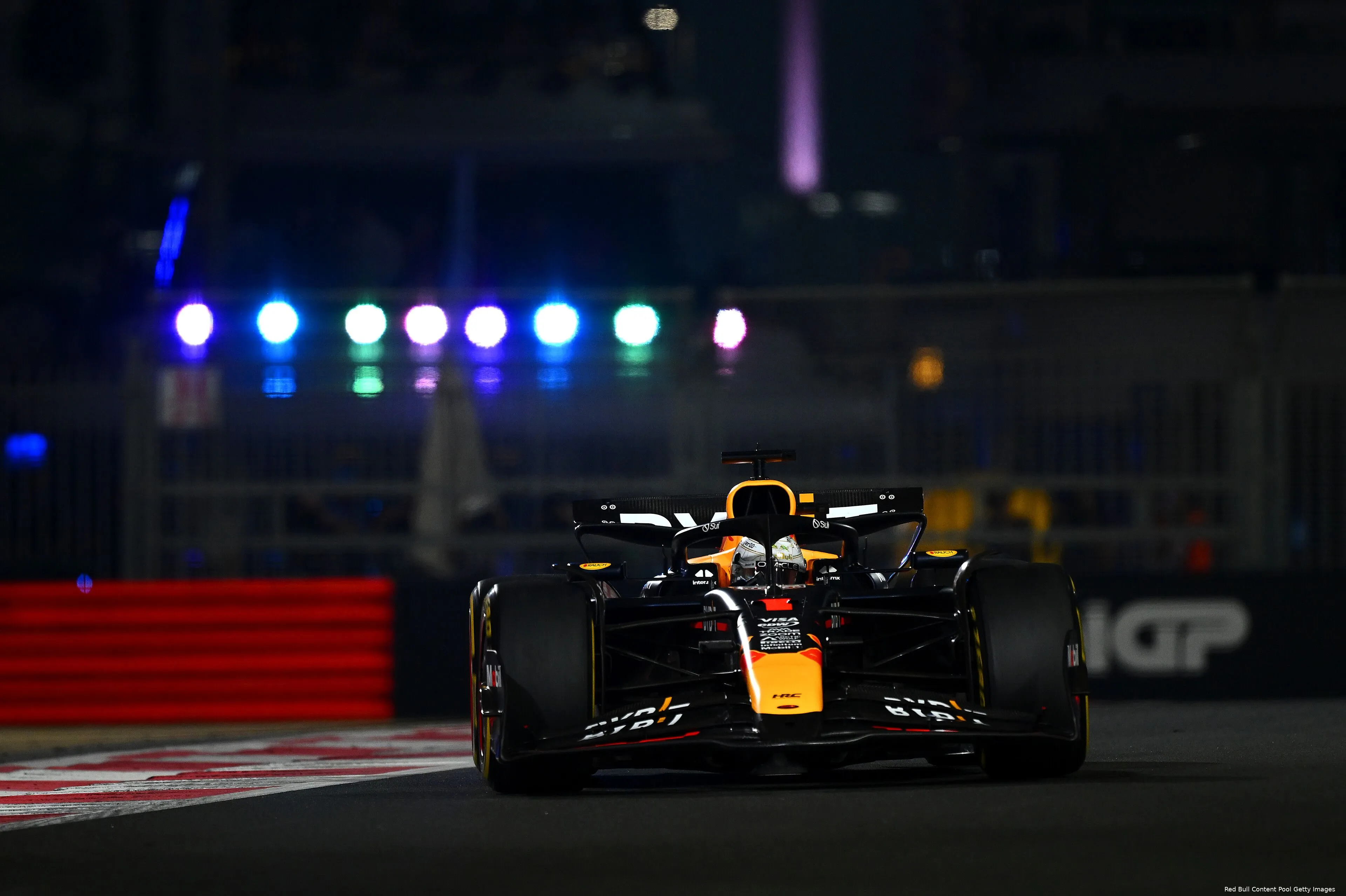 max verstappen helm red bull racing abu dhabi zaterdag rb20 1