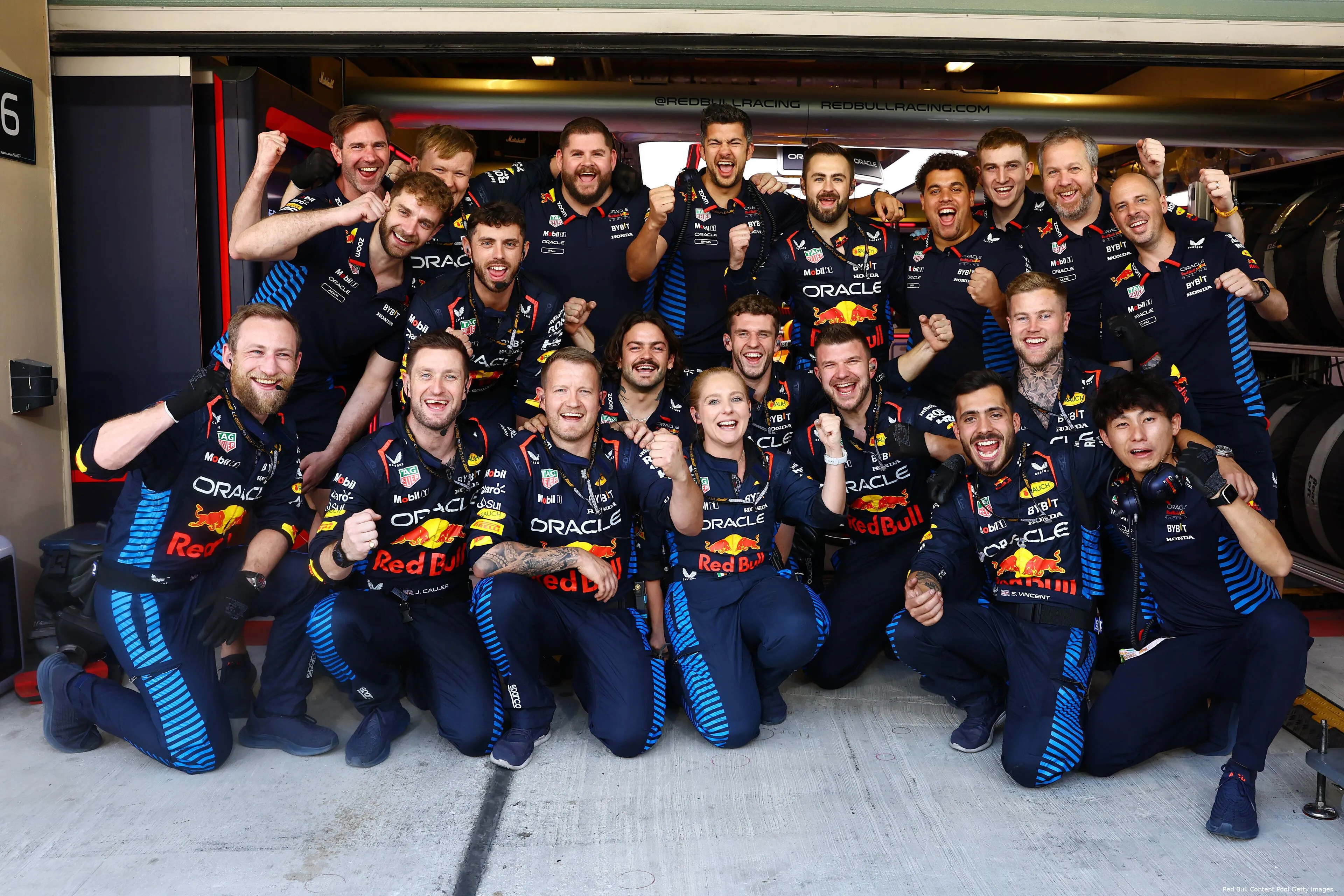 monteurs red bull racing rb20 122