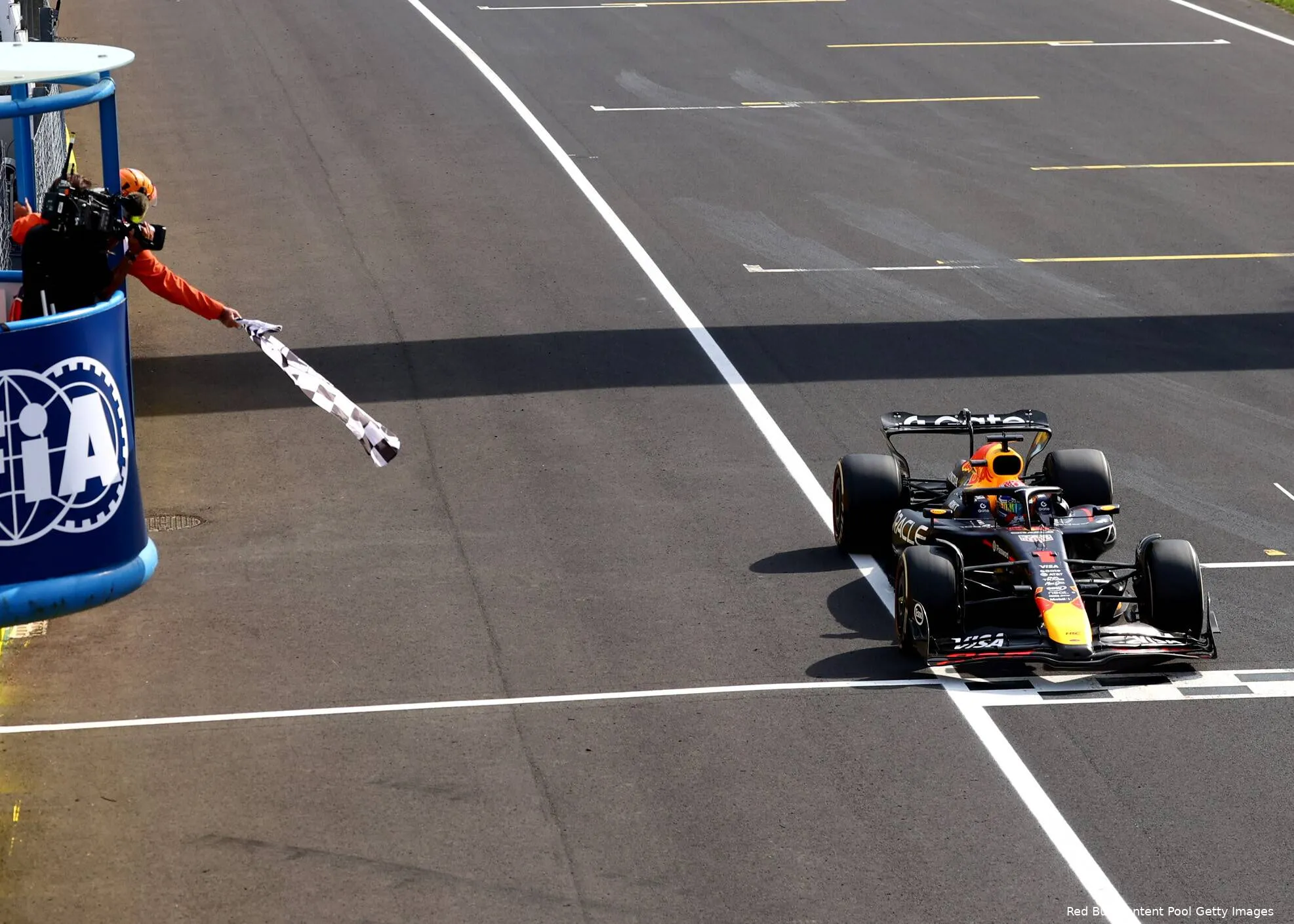 max-verstappen-red-bull-racing-gp-italie-2025-zondag-monza-vlag