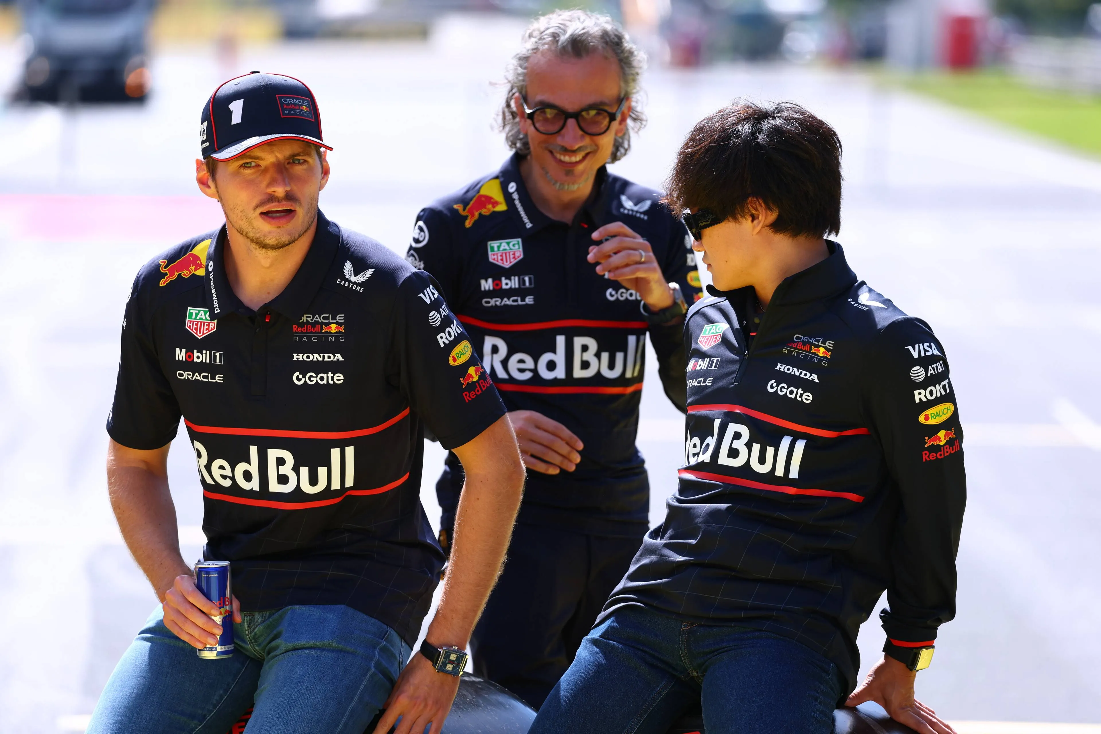 yuki-tsunoda-max-verstappen-laurent-mekies-red-bull-racing-gp-italie-2025-zondag