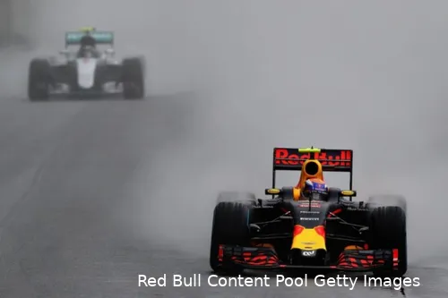 <i>Op het natte asfalt van Interlagos verbaasde Max Verstappen vriend en vijand.&nbsp;</i>