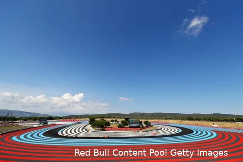 <i>Paul Ricard is niet het meest intrigerende circuit van de kalender, maar is wel makkelijk te herkennen aan haar blauwe en rode ringen, die als schuurpapier werken wanneer een coureur van het asfalt schiet.</i>