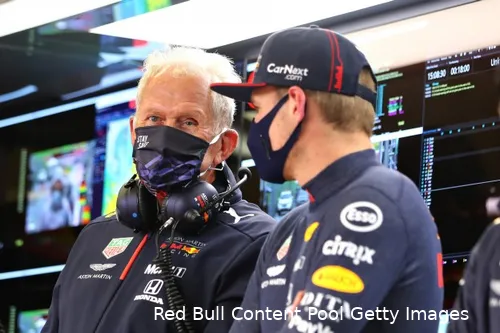 Helmut Marko in gesprek met Max Verstappen. (Foto: Red Bull Content Pool/Getty Images)