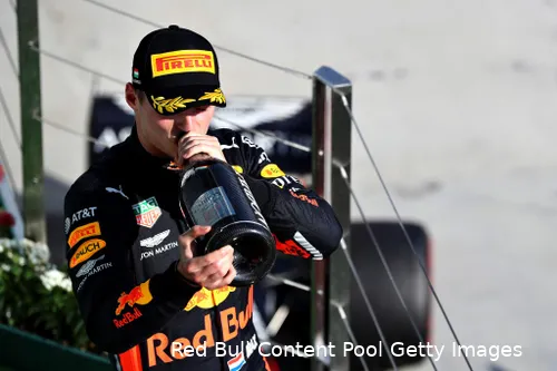 Verstappen viert zijn overwinning.