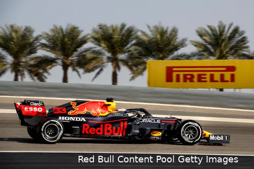 Het is duidelijk te zien dat de achterkant een stuk hoger ligt dan de voorkant: Red Bull probeert het grond-effect deels naar de hand te zetten. (Foto: Red Bull Content Pool/Getty Images)