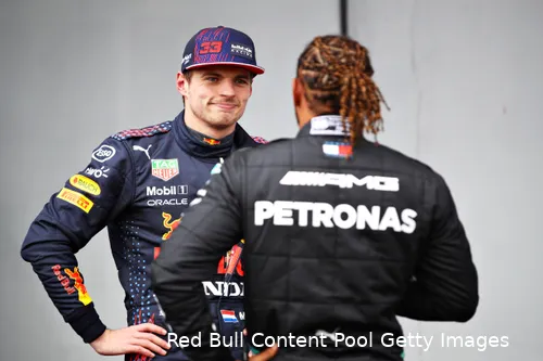 Verstappen in gesprek met Hamilton
