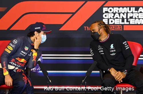 Sergio Perez en Lewis Hamilton tijdens de persconferentie na de kwalificatie in Emilia Romagna. Perez begon de wedstrijd als tweede. (Foto: Red Bull Content Pool/Getty Images)