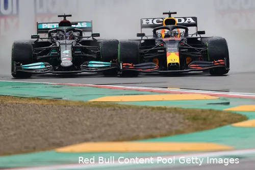 <i>De snelle eerste chicane op het circuit van Imola was de plek waar Max Verstappen vorig jaar direct voorbij ging aan titelconcurrent Lewis Hamilton. (Foto: Red Bull Content Pool)</i>