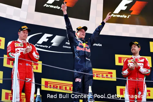 <i>Verstappen krijgt applaus van Vettel bij zijn eerste zege, maar de Duitser boekte zelf ook veel succes op jonge leeftijd.</i>