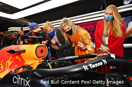 <i>Max Verstappen biedt de koninklijke familie in 2021 een kijkje in zijn kantoorruimte.</i>