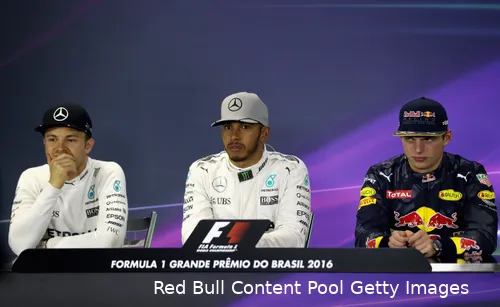 <i>In zijn beginjaren bij Red Bull moest Verstappen genoegen nemen met een plekje achter Mercedes.</i>