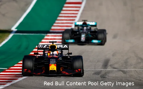 <i>Lewis Hamilton was op Max Verstappen aan het jagen in 2021, maar hij kwam net te kort.</i>