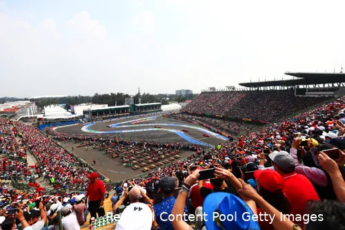 Het beroemde stadiongedeelte in de derde sector van het circuit