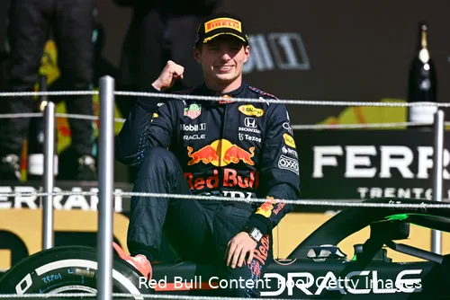<i>Verstappen wordt met auto en al richting het podium geloodst na zijn overwinning in Mexico in 2021.</i>
