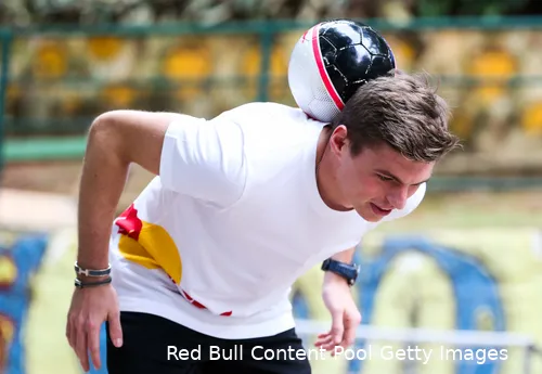 <i>Verstappen vertoont zijn kunsten met een voetbal.</i>