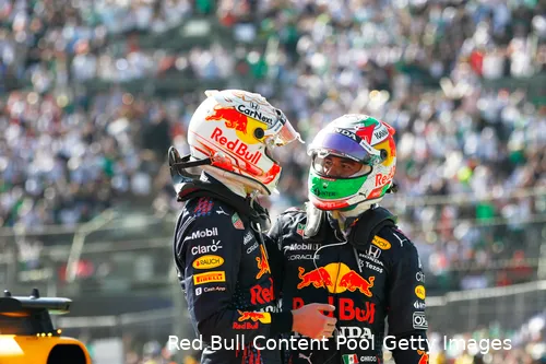 Max Verstappen en Sergio Pérez na het behalen van een dubbelpodium tijdens de Grand Prix van Mexico 2021.