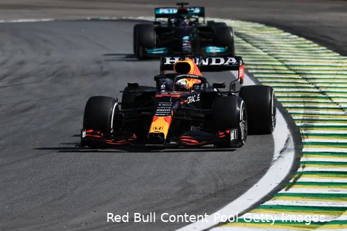 Max Verstappen wist Lewis Hamilton lange tijd achter zich te houden tijdens GP Brazilie