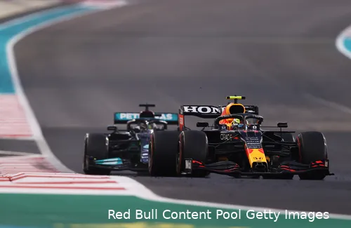 Pérez houdt Hamilton op en helpt Verstappen zo weer dichterbij zijn Britse concurrent