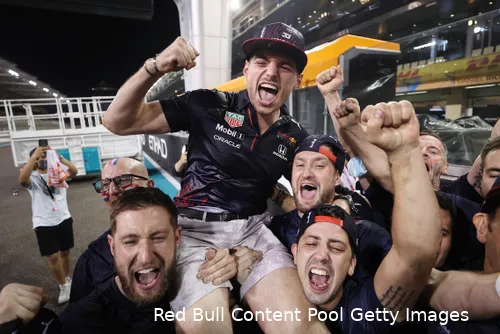 Max Verstappen met teamleden van Red Bull Racing na het winnen van zijn eerste titel in Abu Dhabi 2021.