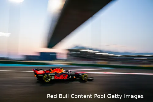 Verstappen bezig aan een snelle ronde op het Yas Marina-circuit, Abu Dhabi (Foto: Red Bull Content Pool / Getty Images)