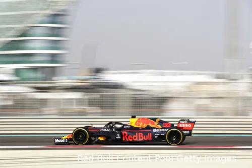 Max Verstappen in actie met een gemodificeerde RB15 uit 2019 tijdens een testdag in Abu Dhabi. De 13 inch-banden zijn ingeruild voor de nieuwe 18 inch-banden van 2022.