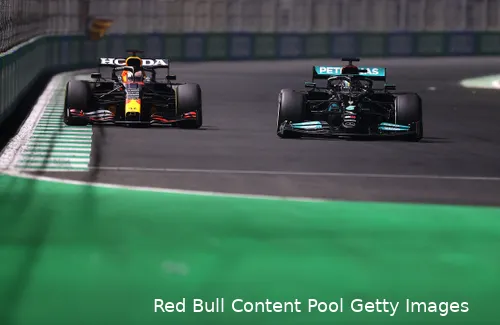 <i>Verstappen en Hamilton wisten elkaar in 2021 regelmatig te vinden.</i>