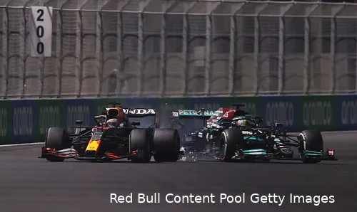 Max Verstappen en Lewis Hamilton raakten elkaar bij de Grand Prix van Saoedi-Arabië in 2021