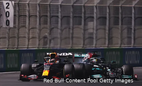 Het moment waarop Hamilton de achterkant van Verstappens auto raakt