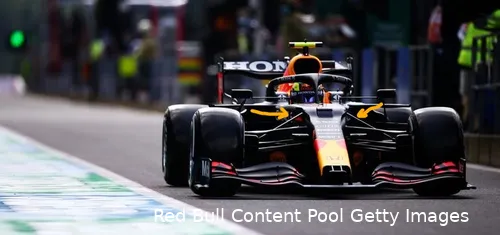 Zie je die stang die ongeveer 45 graden omhoog loopt vanuit een horizontaal oogpunt, en helemaal aan de bovenkant van de neus aan het chassis vastzit? Dat is de push-rod, die vermoedelijk vervangen gaat worden voor een pull-rod. (Foto: Red Bull Content Pool/Getty Images)