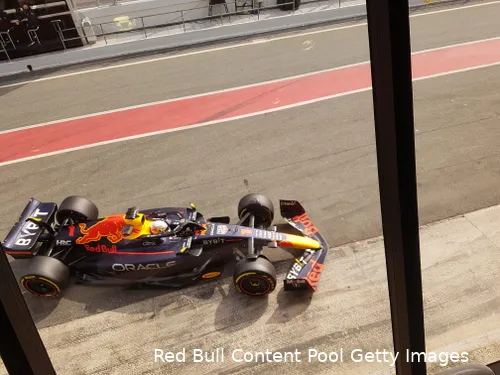 De RB18 van Max Verstappen in actie op het circuit in Montmélo